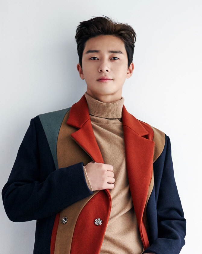 Park Seo-joon confirmed the casting in Lee Byung-huns next film Dream (Gase) and is ready to shoot, Megabox Central PlusM said on the 4th.Dream (Gase) is a delightful drama depicting the challenge of the homeless World Cup by a soccer player Hongdae, who is in the biggest crisis of his career, and a special (?) national team player who has caught the ball for the first time in his life.Park Seo-joon plays a character named Hongdae, a soccer player who is being disciplined by unexpected events.Dream (gaze) is scheduled to be a crank in 2020.bak mi-ae