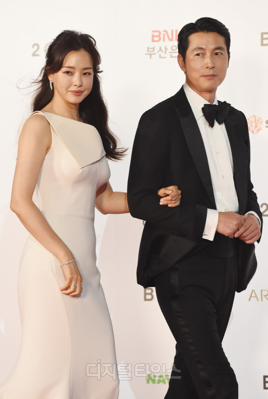 Actor Lee Ha-nui and Jung Woo-sung pose at the photo wall at the 24th Busan International Film Festival red carpet event held at the Busan Haeundae Film Hall on the afternoon of the 3rd.