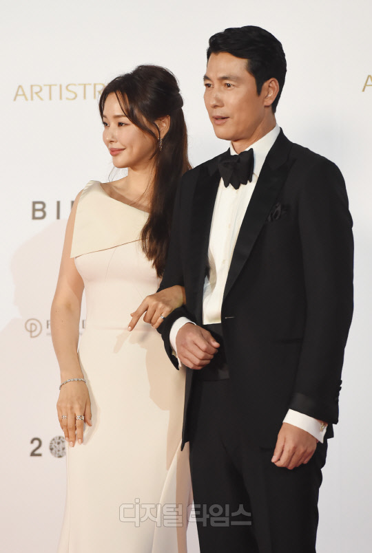 Actor Lee Ha-nui and Jung Woo-sung pose at the photo wall at the 24th Busan International Film Festival red carpet event held at the Busan Haeundae Film Hall on the afternoon of the 3rd.