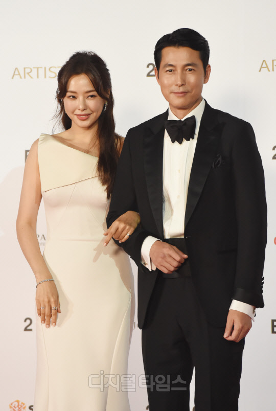 Actor Lee Ha-nui and Jung Woo-sung pose at the photo wall at the 24th Busan International Film Festival red carpet event held at the Busan Haeundae Film Hall on the afternoon of the 3rd.