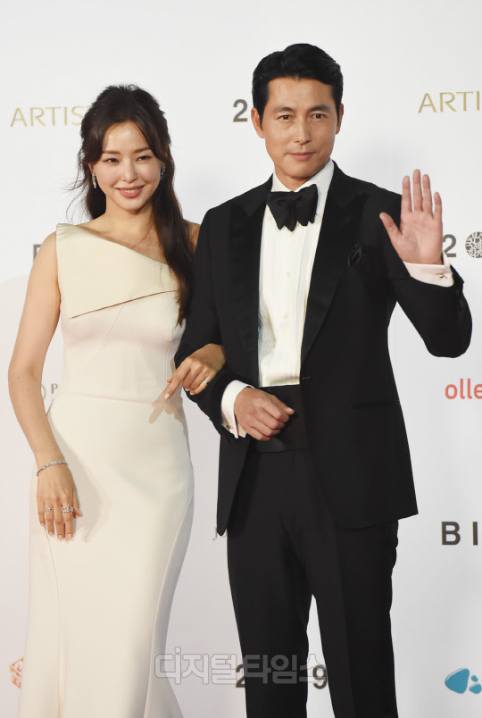 Actor Lee Ha-nui and Jung Woo-sung pose at the photo wall at the 24th Busan International Film Festival red carpet event held at the Busan Haeundae Film Hall on the afternoon of the 3rd.
