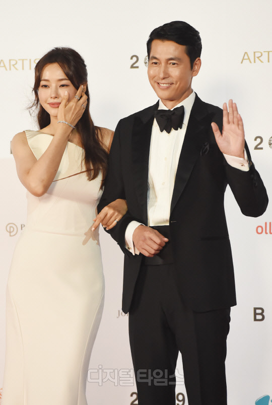 Actor Lee Ha-nui and Jung Woo-sung pose at the photo wall at the 24th Busan International Film Festival red carpet event held at the Busan Haeundae Film Hall on the afternoon of the 3rd.