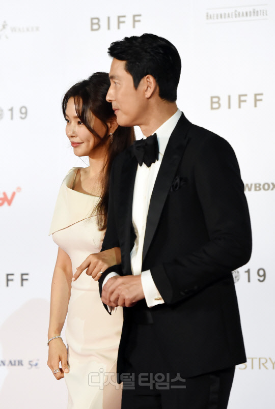 Actor Lee Ha-nui and Jung Woo-sung pose at the photo wall at the 24th Busan International Film Festival red carpet event held at the Busan Haeundae Film Hall on the afternoon of the 3rd.