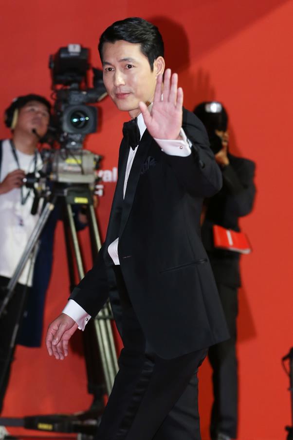 Actor Jung Woo-sung, who hosted the opening ceremony of the 24th Busan International Film Festival, spent the first day busy attending various events.The 24th Busan International Film Festival opening ceremony was held at the Busan Haeundae-gu Film Hall on the afternoon of the 3rd.The society was hosted by Actor Jung Woo-sung and Lee Ha-nui.Jung Woo-sung said, We welcome you to the 24th Busan International Film Festival, the best film festival in Asia. We are hearing sad news from the damage caused by the typhoon.I will convey deep comfort to the victims and the words of Cheering. Jung Woo-sung, who opened the door of the Busan International Film Festival in a show of skill, visited the reception hall at Paradise Hotel at around 11 pm.Changed into a blue check shirt, Jung Woo-sung was a prominent figure in many people with a large height and extraordinary proportion.Here Jung Woo-sung not only shared a talk with his senior actor Ahn Sung-ki, but also showed off his unique network by greeting various movie officials.He also responded to the pouring interest of people who have no friendship and showed the spirit of Gentleman.He also attended the Korean film directors night event near the Paradise Hotel.Jung Woo-sung visited this place and talked with many directors and filmmakers for a long time, and the atmosphere became more cheerful.One director who attended the event said, Jung Woo-sung is always famous for cheering and encouraging his colleagues and junior filmmakers around him.I feel a sense of responsibility as a long-loved movie Actor. Meanwhile, the 24th Busan International Film Festival will be held until the 12th.303 works from 85 countries will be screened at 37 theaters in 6 theaters in Busan.