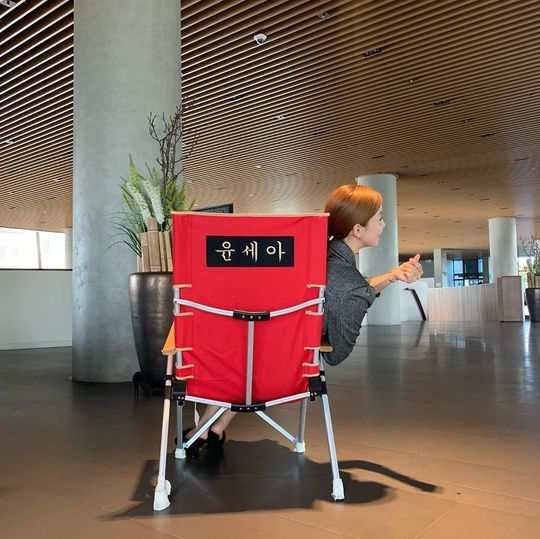 Actor Yoon Se-ah delivers Thank You greeting to exclusive Chair GiftYoon Se-ah posted a picture on the SNS on the morning of October 4 with an article entitled Thank you, its so good, pretty red and comfortable Chair.The photo released shows Yoon Se-ah sitting on a Chair with his name on it, drawing attention as he smiles angelically at the camera.Yoon Se-ah is appearing on TVN entertainment Shishi Sekisui Mountain Village and drama I Melt Me.hwang hye-jin