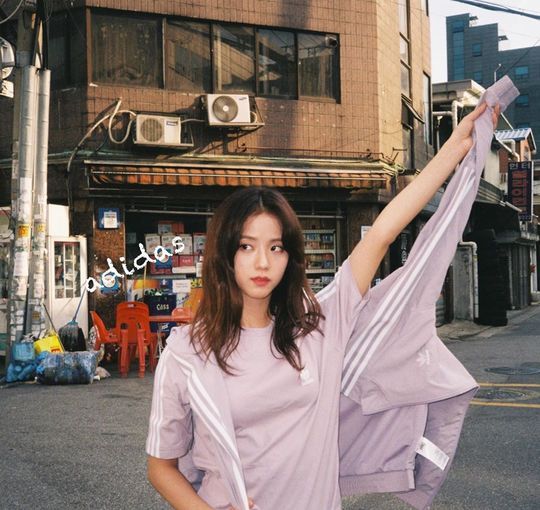 Group BLACKPINK member JiSoo boasted lovely beautiful looks.JiSoo posted a picture on his instagram on October 4 with an article entitled I have never succeeded.Inside the picture was a picture of JiSoo with Cube in hand; JiSoo looks at Cube with a fresh look.JiSoos white-green skin and distinctive features make the beautiful look more prominent.delay stock