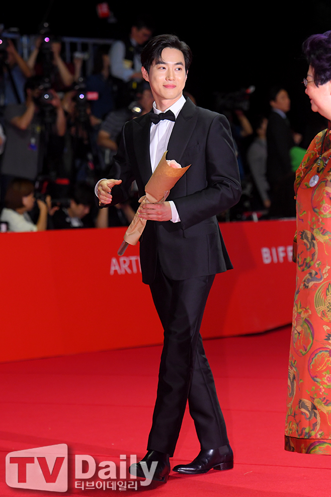 The Red Carpet event was held at the Haeundae District Film Hall in Busan Metropolitan City on the afternoon of the 3rd at the opening ceremony of the 24th Busan International Film Festival.EXO Suho, who attended the opening ceremony of the BIFF, is stepping on the Red Carpet.Actor Kwon Hae-hyo, Lee Dong-hwi, Ryu Seung-ryong, Jin Seon-gyu, Gong Yeo-jeong, Park Myung-hoon, Jang Hye-jin, Tae In-ho, Tae In-seop Suho, Kim Ji-mi, Seo Ji-seok, Lee Yeol-eum, Son Sook Kim Bo-sung, Moon Sung-geun, Kim Kyu-joo, Cho Jin-woong, Um Jung-hwa, Kwon Jung- Yoo Tae-oh Jeon Seok-ho Lee Jun-hyuk Yeom Hye-ran Lee Joo-young Cho Jung-seok Lim Yoon-ah Jung Ha-dam Eugene Cheetah Baek Zin-young (God Seven Jin Young), film director Lim Kwon-taek Jung Il-sung Bongmandae Lee Byung-hun Lee Sang-ho Lee Jang-ho Lee Dong-geun Jeon Gye-keun Lee Sang-keun and others attended the ceremony.BIFF will be held from October 3 to 12 at the Haeundae District Film Hall, Nampo-dong, Jung-gu, and Busan Citizens Park. 303 films invited from 85 countries around the world will be introduced.Opening Ceremony of 24th Busan International Film Festival