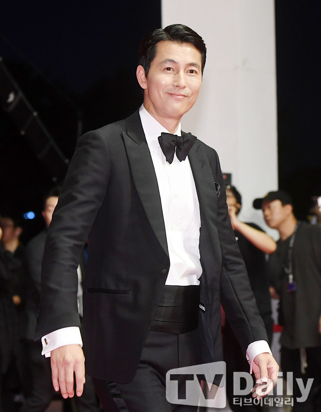 The Red Carpet event was held at the Haeundae District Film Hall in Busan Metropolitan City on the afternoon of the 3rd at the opening ceremony of the 24th Busan International Film Festival.Jung Woo-sung, who attended the opening ceremony of the BIFF, is stepping on Red Carpet.Actor Kwon Hae-hyo, Lee Seung-ryong, Jin Seon-gyu, Gong Yeo-jeong, Park Myung-hoon, Jang Hye-jin, Tae In-ho, Kim Jun-myeon (Exo Suho), Kim Ji-mi, Seo Ji-seok, Lee Yeol-eum, Kim Bo-sung, Moon Sung-geun, Kim Kyu-joo, Kim Kyu-joo, Kim Kyu- Uesung Chun Woo-hee, Jeon Seok-ho, Lee Joon-hyuk, Yeom Hye-ran Lee Joo-young, Cho Jung-seok Lim Yoon-ah, Jung Ha-dam, Eugene Cheetah Baek Zin-young (Gods Seven Jin Young), film director Lim Kwon-taek, Jung Il-sung Bongmandae Lee Byung-hun Lee Sang-ho Lee Jang-ho Lee Jang-geun, Jeon Gye-su Lee Sang-geun Lee Jung-geun, and others attended the event.BIFF will be held from October 3 to 12 at the Haeundae District Film Hall, Nampo-dong, Jung-gu, and Busan Citizens Park. 303 films invited from 85 countries around the world will be introduced.[24th Busan International Film Festival Red Carpet