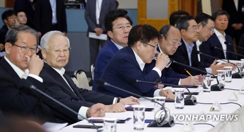 대통령 기다리는 경제단체장과 기업인들 (서울=연합뉴스) 배재만 기자 = 김영주 한국무역협회장(왼쪽 세 번째) 등 경제 단체장 및 30대 기업 대표들이 10일 오전 청와대에서 일본의 수출규제 조치와 관련한 대책을 논의하기 위해 열린 간담회에서 문재인 대통령의 입장을 기다리고 있다. 왼쪽부터 강호갑 중견기업연합회장, 손경식 경총 회장, 김 회장, 김기문 중소기업중앙회장, 김승연 한화 회장, 정용진 신세계 부회장, 구자열 LS 회장, 김남구 한국투자금융 부회장, 신창재 교보생명보험 회장, 이우현 OCI 부회장, 정몽규 HDC 회장. 2019.7.10 scoop@yna.co.kr