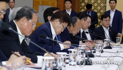 문 대통령 발언 메모하는 30대 기업 (서울=연합뉴스) 배재만 기자 = 일본의 수출규제 조치와 관련한 대책을 논의하기 위해 10일 오전 청와대에서 열린 경제계 주요인사 초청 간담회에서 김영주 한국무역협회장(왼쪽 세 번째)을 비롯한 30대 기업 대표들이 문재인 대통령의 발언을 메모하고 있다. 2019.7.10 scoop@yna.co.kr