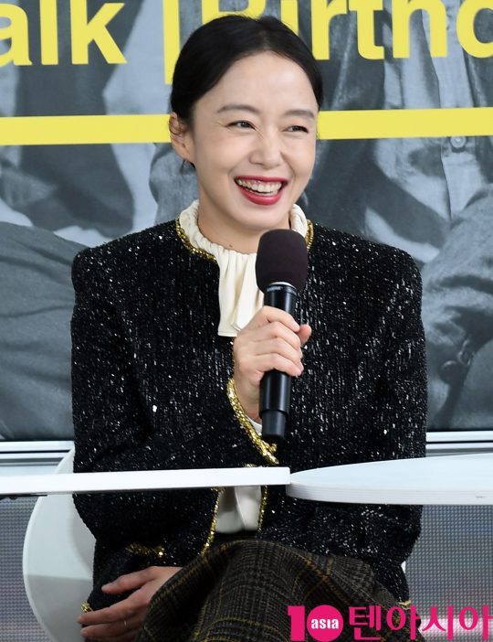 Actor Jeon Do-yeon said that he met Jung Woo-sung, who he usually knew, and the movie The Animals Who Want to Grab a straw.On the afternoon of the 5th, the movie Birthday open talk was held at the outdoor stage of the Udong Film Hall in Haeundae-gu, Busan, with director Lee Jong-eon and actor Jeon Do-yeon attending.Jeon Do-yeon has Acted Mother Sunnam, who lost her son in the MV Sewol disaster.Jeon Do-yeon said, When I played the role of Shin Ae of Secret Sunshine, I was so hard that I decided not to play the mother who lost my child again.After Secret Sunshine, many of those roles were suggested, and it was all over.I struggled to get out of those roles for a long time (and I thought I would go back into it if I did my birthday). I did not think I could let go of my birthday in my mind.I came back to other actors and came back to me. Jung Woo-sung and Jeon Do-yeon, who will show off animals that want to catch straws, are the stories of various people chasing money bags. It is the same age as Jung Woo-sung and has not been for a long time.But he never did. Ive met him on the road, but it was awkward to see him at the scene.I was like Jung Woo-sung and an old lover, and I wanted to be able to do this act while shooting a god who is doing rice and charming in the movie, he said. It was so fun to shoot after I endured it.Birthday is a story about those who have lost their precious people due to the MV Sewol disaster on April 16, 2014, sharing their memories with each other.It opened in April and mobilized 119 million Audiences.