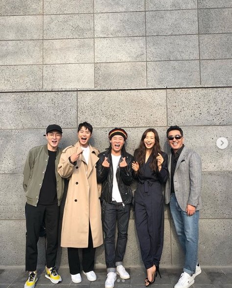 Lee Ha-nui told his SNS on the 4th, Extreme Job Family reunion in Busan!I do not have a body here, but I always have a heart. The photo shows Lee Byung-hun, director of Extreme Job gathered at the 24th Pusan ​​International Film Festival, and Lee Ha-nui, Ryu Seung-ryong.The cheerful atmosphere of those who stand side by side and smile brightly toward the camera catches the eye.Meanwhile, the movie Extreme Job starring Lee Ha-nui was released in January and recorded 16 million viewers.Even after the work ends, Actors and Lee Byung-hun have a steady meeting and show a sticky teamwork.