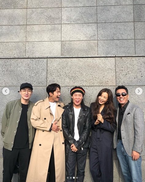 Lee Ha-nui told his SNS on the 4th, Extreme Job Family reunion in Busan!I do not have a body here, but I always have a heart. The photo shows Lee Byung-hun, director of Extreme Job gathered at the 24th Pusan ​​International Film Festival, and Lee Ha-nui, Ryu Seung-ryong.The cheerful atmosphere of those who stand side by side and smile brightly toward the camera catches the eye.Meanwhile, the movie Extreme Job starring Lee Ha-nui was released in January and recorded 16 million viewers.Even after the work ends, Actors and Lee Byung-hun have a steady meeting and show a sticky teamwork.