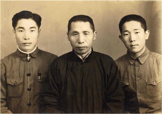 김신 전 공군참모총장. 김신 장군은 6.25 전쟁 당시 맹활약해 '김구의 아들' 이전에 전설적인 전투기 조종사로 꼽힌다. 1939년 중국 충칭에서 김구 선생(가운데), 형 김인 씨(왼쪽)와 함께 한 모습. [사진제공 공군]