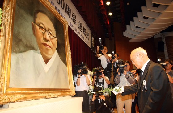 2009년 백범 김구 선생 60주기 추모식에서 김신 백범김구기념사업회 회장이 헌화하고 있다. [중앙포토]