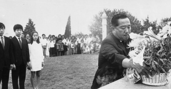 1971년 백범 김구 선생 추도식에서 유족 대표 김신씨가 헌화하고 있다. [중앙포토]