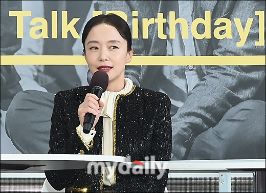Actor Jeon Do-yeon expressed his feelings for his first acting co-work with Jung Woo-sung.On the afternoon of the 5th, the movie Birthday open talk was held at the Udong Film Hall in Haeundae-gu, Busan.Lee Jong-eon and starring Jeon Do-yeon attended the 24th Busan International Film Festival (2019 BIFF) as the official invitation to the panorama section of Korean film today.On the day, Jeon Do-yeon said, The next film is The Animals I Want to Hold the Jeep.It is a story about several people chasing and chasing money bags. I will appear like Jung Woo-sung, he said. I am the same age as Jung Woo-sung.I have met many times when I came from the private place, but it was awkward when I saw it at the scene. Jeon Do-yeon said, It was so awkward when I first filmed, but it was very fun to endure that time. It was good to have a character in the play, a relationship with Jung Woo-sung, and everything.I always do, but when I wanted to do something, I was sorry that it was over. 