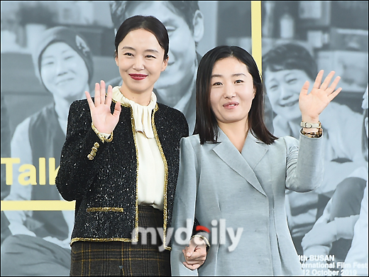 Actor Jeon Do-yeon, who attended the movie Birthday open talk at the Udon Film Hall in Busan Haeundae District on the afternoon of the 5th, mentioned Jung Woo-sung, who made his first co-work in his next film Beasts Wanting to Hold a Jeep.On this day, Jeon Do-yeon said, I will appear like Jung Woo-sung. I am the same age as Jung Woo-sung.I have met a lot while coming from private, but it was awkward to see it at the scene. On the other hand, Actor Jeon Do-yeon and Lee Jong-eon attended the open talk.