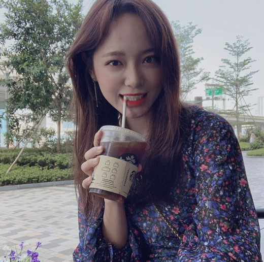 Kim Se-jeong, a member of the girl group Gugudan, made his first greeting after opening the Instagram.Kim Se-jeong posted Selfie on his personal Instagram on the 5th with an article entitled Is this right? # Insta # Its difficult?Kim Se-jeong in the public photo is wearing a colorful flower One Piece and boasts a pure atmosphere.The netizens who watched this commented on various comments such as The Cleaning is Instagram!, The Biggest Gift and I really like it.On the other hand, Kim Se-jeong appeared on KBS 2TV drama Let me hear your song which ended on the 24th of last month.