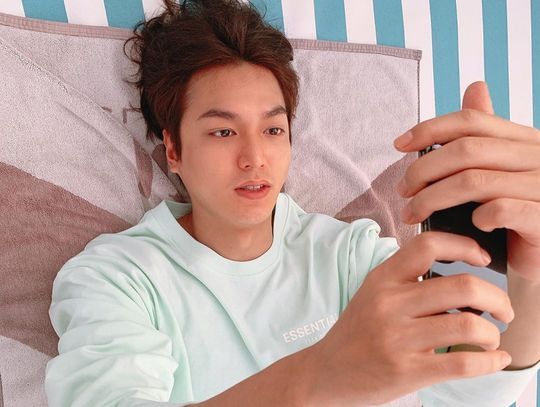 Lee Min-ho still shared his handsome recent situation.Actor Lee Min-ho posted three photos on his Instagram on October 4.Lee Min-ho in the photo is lying on the towel looking at his cell phone, which thrilled viewers with its wide shoulders and warm visuals.han jung-won