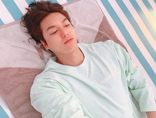 Lee Min-ho still shared his handsome recent situation.Actor Lee Min-ho posted three photos on his Instagram on October 4.Lee Min-ho in the photo is lying on the towel looking at his cell phone, which thrilled viewers with its wide shoulders and warm visuals.han jung-won