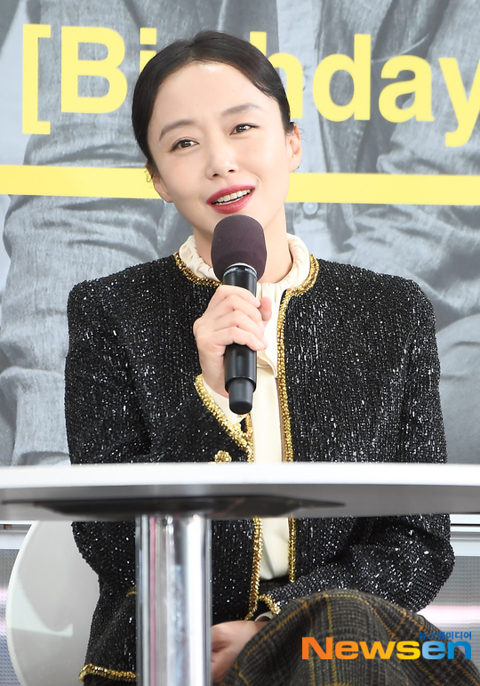 Jeon Do-yeon has revealed the back story of Jung Woo-sung and co-work in the movie The Animals Who Want to Hold a Jeep.Jeon Do-yeon met with Jung Woo-sung for the first time in his new film The Animals Who Want to Hold a Jeep which is about to be released at the movie Birthday (director Lee Jong-eon) Open Talk held on October 5 at the outdoor stage of the Busan Haeundae Film Center.First, Jeon Do-yeon was lucky to say, It was so awkward when I first filmed with Jung Woo-sung.In the play, Jung Woo-sung and his old and familiar lover come out.I was the first to know that I could not act like that, he said. I thought I was not doing such an act, but when I did, I wanted to act too much. However, I was co-working with Jung Woo-sung for the first time, but as the drama progressed, the character and the relationship with Jung Woo-sung were too fun, said the preliminary Audience.On the other hand, the movie Birthday, which is about the disaster of Seowall, is a story about the birthday of the son who left the world on April 16, 2014, and the memories of the leftovers.Seol Kyung-gu and Jeon Do-yeon took charge of Main actor, and it was released in April and mobilized 1.19 million people.Bae Hyo-ju / Jung Yu-jin