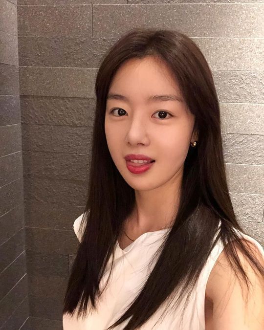 Actor Han Sun-hwa, from Group Secret, boasted a flood of beautiful looks.Han Sun-hwa posted a picture on his instagram on October 5 with an article called Ang.The photo shows Han Sun-hwas self-portrait. Han Sun-hwa is showing off his unique youthful charm by looking at the camera with a cute expression.Especially, Han Sun-hwas beautiful look and elegant atmosphere attract attention.Park So-hee