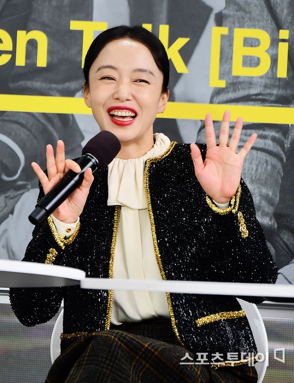 Actor Jeon Do-yeon confessed to being awkward, co-working with Jung Woo-sungOn the afternoon of the 5th, the movie Birthday (director Lee Jong-eon) was held at the Seoul Film Center in Udong, Busan Haeundae District.Lee Jong-un and Main actor Jeon Do-yeon attended the event and talked.On that day, Jeon Do-yeon commented on his next film, The Animals Wanting to Hold a Jeep. He shot Birthday and went straight to the shoot.Its a story about a number of people chasing and chasing money bags, he said.I will appear like Jung Woo-sung, he said. I am the same age as Jung Woo-sung.I have met a lot while coming from the private place, but it was awkward to see it at the scene. It was so awkward when I first filmed it, but it was very fun to endure it, and I was always sorry that it was over when I wanted to do something, said Jeon Do-yeon.