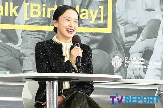 Actor Jeon Do-yeon has told a variety of stories, from the introduction of his next co-work with Jung Woo-sung to his desire for Komidi.Jeon Do-yeon attended the movie Birthday open talk at the outdoor theater of Haeundae-gu, Busan on May 5.On this day, Jeon Do-yeon said, It was originally this year, but it was delayed to early next year. Following the birth date, he said that he is about to release his next film, The beasts who want to catch straw.I have been with Jung Woo-sung for a long time and have been the same age.But I have never done a work together, he said. I have seen it often in the private sector, but it was awkward to see it on the spot. While filming this work, he said that he had the idea that he could not act.There was a scene where I was charming while giving (Jung Woo-sung) rice, and (so awkward) I found out that I couldnt do that, said Jeon Do-yeon, who was nervous.It is a movie that does not have a melodrama, and it is a story about several people who chase and chase money bags.Finally, Jeon Do-yeon showed a desire for Komidi movie appearances.I thought I did a lot of work, but I did not do Komidi, said Jeon Do-yeon, I want to try Komidi movies and Im choosing.