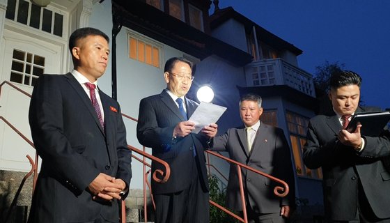 북미 실무협상 북측 수석대표인 김명길 외무성 순회대사(가운데)가 미국 측과 회담 후 북한대사관으로 돌아와 미국을 비난하는 입장을 발표하고 있다. [스톡홀름=김성탁 특파원]