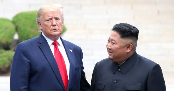 도널드 트럼프 미국 대통령이 6월 30일 판문점 공동경비구역(JSA) 군사분계선에서 김정은 북한 국무위원장과 만나고 있다. [청와대사진기자단]