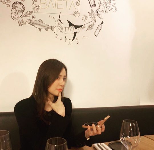 Son Tae-young reveals beautiful routineActor Son Tae-young posted a picture on his Instagram on October 6 with an article entitled Thank you ~ #merci.Photos show Son Tae-young posing cute in a restaurant - an elegant atmosphere captivating Sight.kim myeong-mi