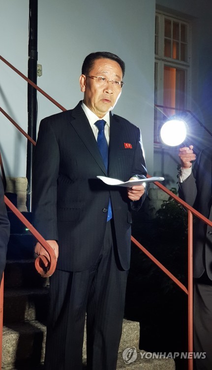 스웨덴 북한대사관 앞에서 성명 읽는 김명길 (스톡홀름=공동취재단) 김명길 북한 외무성 순회대사가 5일(현지시간) 저녁 6시30분께 스톡홀름 외곽 북한대사관 앞에서 이날 열린 북미 실무협상 관련 성명을 발표하고 "북미 실무협상은 결렬됐다"고 밝혔다. 2019.10.6 kje@yna.co.kr