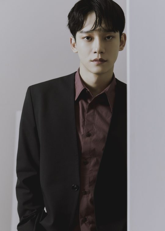 Group EXO member Chen won the top spot on the weekly record chart with his second mini album Dear My Dear.Chens second Mini album, Love You, released on the 1st, topped the weekly charts on various music charts such as Hanter charts, Shinnara record, Kyobo Bookstore, and HotTrax, confirming the hot interest of music fans once again.The iTunes top album chart also proved to be globally popular, including the top 36 regions in the world and the top spot in Chinas largest music site QQ music album sales chart.This album consists of six songs including the title song What to Do We, which is a retro sensibility.On the other hand, EXOs personal reality Simpoyu Chen will be released on Naver TV and V-live Simpoyu - mySMTelevision channel from the 28th.