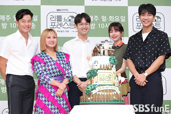 SBSs Little Forest ends with 16 episodes to air today (on the 7th).Little Forest, which opened the era of the first terrestrial entertainment to break the framework of the existing organization, attracted great attention as a story of members who were not easily seen in one place, such as Actor Lee Seo-jin, Lee Seung-gi, Jung So-min, and Gag Woman Park Na-rae, playing with Little Lee (children) who needed natural arms.Before the last broadcast, I looked at the various meanings left by Little Forest.▲ The opening of the first entertainment eraLittle Forest was special from the start; it met with viewers on SBS as well as the Monthly Entertainment of the first two-week series of terrestrial broadcasters.As the broadcasting environment changed rapidly, changes in existing viewing patterns were needed, and Little Forest was the first start of the bold attempt.Little Forest received a great interest from viewers with 7.5% of ratings from the first time, and after that, it maintained stable ratings and settled as a successful monthly entertainment.It is an evaluation that SBSs bold attempt was successful.The birth of pollution-free cleanlinessLittle Forest attracted attention with its pollution-free cleanliness that was suitable for the summer season.The scenery of the deep mountain valley Ship Bakgol of Inje, Gangwon Province, which became the background of the shooting, provided healing to viewers just by looking at it, and the pure daily life of Little Lee together led to a disarming laugh.Above all, Little Forest faithfully reflected the programs intention to plan. He brought children who lived only in the city to the arms of nature, stepped on the soil, and presented dishes using natural ingredients.There is no stimulating composition or intervention, so the story of purer children is unfolded, and the more children have grown, the more children have grown.▲ Lee Seo-jin - Lee Seung-gi - Park Na-rae - Jung So-min RediscoveryAnother attraction for Little Forest was the rediscovery of Lee Seo-jin, Lee Seung-gi, Park Na-rae and Jung So-min.In particular, Lee Seo-jin showed the greatest reversal charm with the aspect of Saw Sweet Nam, which smiles only when Little is seen, unlike the unique chic image.Lee Seung-gi has become a passionate man who takes on all the inclement things of the bum.Lee Seung-gi built a natural playground for Littles himself and even built a large tree house.Park Na-rae unexpectedly said before filming, Its hard to get close to kids, for me, Top Model, but she showed tears in her final shoot.Park Na-rae has made his own Top Model perfect as he grows up with his children as the episode continues.Jung So-min was the first entertainment top model, but he was naturally involved with Little and played a big role as a popular aunt.As I met with Little, the members also grew and became an opportunity to rediscover new charms.The last story of Little Forest, which has grown by members and Little, is broadcast at 10 pm on the 7th.
