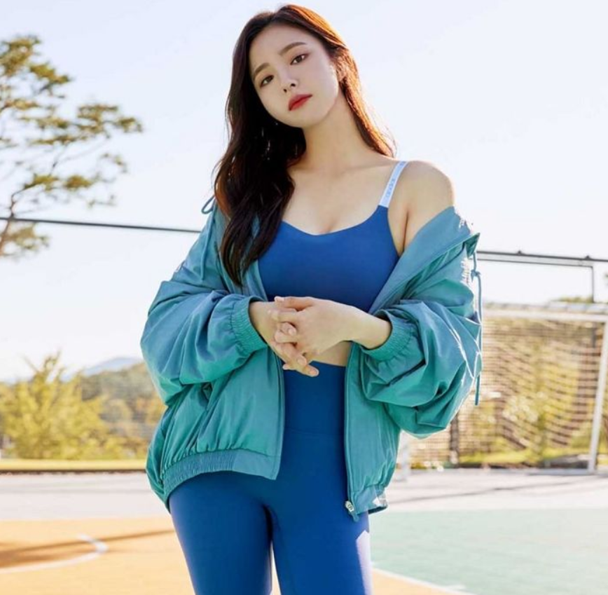 Actor Shin Se-kyung flaunts flawless figure in leggings pictorialRecently, fashion brand Andar has released a picture with Actor Shin Se-kyung.Shin Se-kyung in the picture captured the sight of those who boasted a smooth figure without any fuss as well as beautiful looks.Shin Se-kyung, wearing leggings, produced a clean atmosphere despite his comfortable leggings, enough to sniper the hearts of male fans.On the other hand, Shin Se-kyung is resting after finishing the MBC drama New Entrepreneur.photo Andar offer