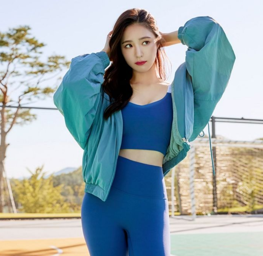 Actor Shin Se-kyung flaunts flawless figure in leggings pictorialRecently, fashion brand Andar has released a picture with Actor Shin Se-kyung.Shin Se-kyung in the picture captured the sight of those who boasted a smooth figure without any fuss as well as beautiful looks.Shin Se-kyung, wearing leggings, produced a clean atmosphere despite his comfortable leggings, enough to sniper the hearts of male fans.On the other hand, Shin Se-kyung is resting after finishing the MBC drama New Entrepreneur.photo Andar offer