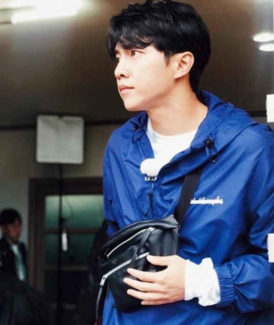 Singer and Actor Lee Seung-gi has released a new photo shoot.Lee Seung-gi posted a recent photo with his article have a good day and cute emoticons through his SNS on the 7th.Lee Seung-gi in the photo boasts a sleek jaw line at the shooting scene and shows a look somewhere.In particular, Lee Seung-gi said, Have a good day through SNS, and fans left a cheering Comment saying, Please try to shoot.Meanwhile, Lee Seung-gi is appearing in Baega Bond.