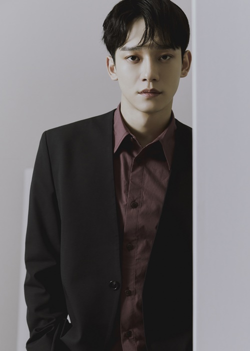 EXO Chen won the top spot on the weekly record chart with the second Mini album Dear my death.Chens second mini album, Dear My Dear, released on the 1st, took the top spot in various music charts such as Hanter chart, Shinnara Record, Kyobo Book Centre, and HotTracks, confirming the hot interest of music fans once again.This album consists of six songs including the title song What to Do We (Shall we?) of retro sensibility.In particular, it proved Chens global popularity by ranking first in 36 regions around the world on the iTunes top album chart and first in Chinas largest music site QQ music album sales chart.On the other hand, EXOs personal reality Simpoyu Chen will be available on Naver TV and V LIVE Simpoyu - mySMTelevision channel from October 28th.In addition, the teaser video is released before the first broadcast, and it is gathering topics.