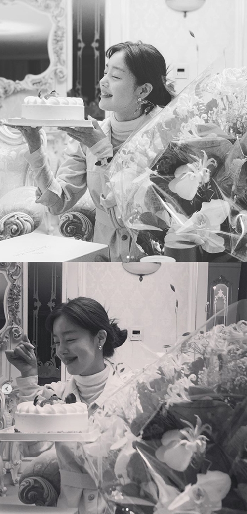Singer and Actor Han Sun-hwa has released a picture of a happy feeling.On Friday, Han Sun-hwa posted two photos and posts on his Instagram account.In the photo, Han Sun-hwa smiles with his cake in both hands and his eyes closed.With the photo, Han Sun-hwa thanked the fans, writing, Thank you, please take good care of the 30th sunflower.Han Sun-hwa, who made his debut with SBS Superstar Survival in 2006, played the role of Gomadam in the OCN drama Save Me 2 recently.
