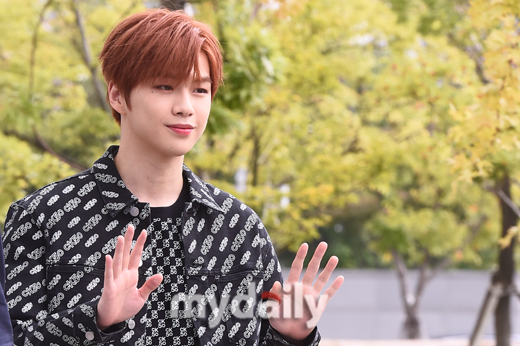 ▲ 강다니엘 '영화 속 한 장면 같네'