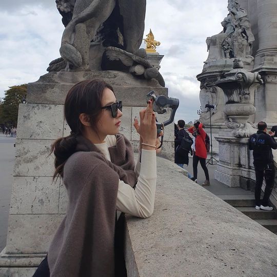 Shin Se-kyung has been told of his recent situation in Paris.Actor Shin Se-kyung posted a picture on his instagram on October 7.In the photo, Shin Se-kyung is shooting something leaning on the railing of the Alexandre III in Paris, France.emigration site