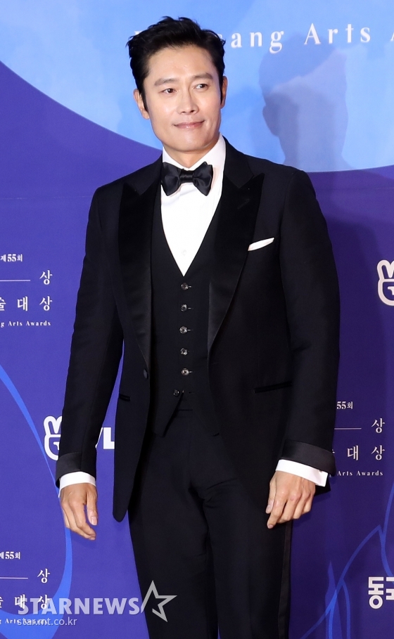 Actor Lee Byung-hun has been on the list of new works by Noh Hee-kyung.Lee Byung-hun, a member of BH Entertainment, said on July 7, Lee Byung-hun is currently reviewing positively after receiving a proposal for a new work by Noh Hee-kyung.Noh Hee-kyungs new work is about the activities of NGOs, an international nonprofit private organization, and the title and programming channel have not been set in the situation that no specific Synopsys or script has yet been released.Among them, news of Nam Joo-hyuk, Han Ji-min, and Shin Min-a were reported.An official who promoted the new work of Noh Hee-kyung said on July 30, I proposed a new work by Noh Hee-kyung to Han Ji-min and Shin Min-a, but Noh Hee-kyungs new work has not yet completed Synopsys and script.An official of the artist Noh Hee-kyung, who was in charge of promoting the new work on July 29, said, I decided on the item and asked the actors including Nam Joo-hyuk about the schedule.