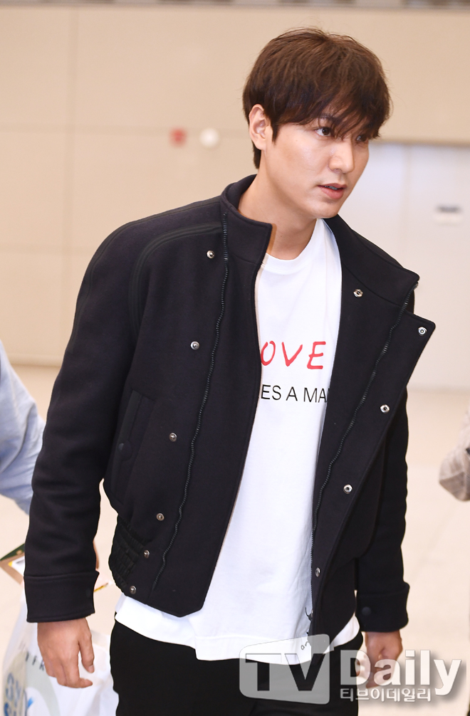 Actor Lee Min-ho is returning home through the Incheon International Airport early on the 7th after overseas schedule.[Lee Min-ho Return Home