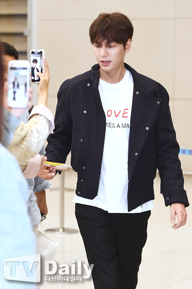 Actor Lee Min-ho is returning home through the Incheon International Airport early on the 7th after overseas schedule.[Lee Min-ho Return Home