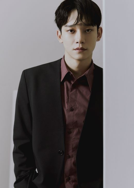 EXO Chen won the top spot on the weekly record chart with the second Mini album Dear my death.Chens second mini album, Dear My Dear, released on the 1st, took the top spot in various music charts such as Hanter chart, Shinnara Record, Kyobo Book Centre, and HotTracks, confirming the hot interest of music fans once again.This album is a retro emotional title song What should we do?), and has proved Chens global popularity by ranking first in 36 regions around the world on the iTunes top album chart and first in Chinas largest music site QQ music album sales chart.EXOs personal reality Symphoyu Chen will be available on Naver TV and V LIVE Simpoyu - mySMTelevision channels starting on the 28th, and has been releasing teaser videos before the first broadcast.