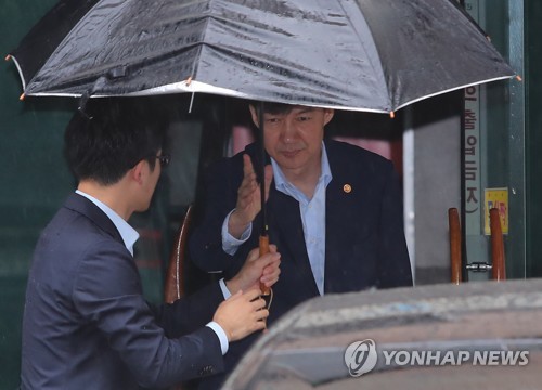 자택 나서는 조국 장관 (서울=연합뉴스) 김도훈 기자 = 조국 법무부 장관이 7일 오전 출근을 위해 서울 서초구 자택을 나서고 있다. 2019.10.7 superdoo82@yna.co.kr