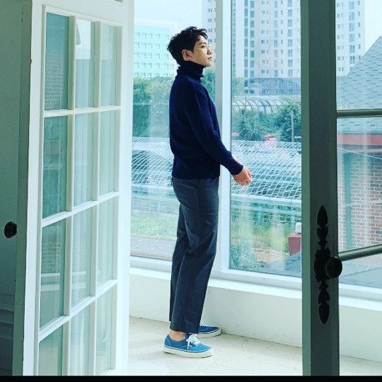 Singer and Actor Rain has revealed her daily routine.Rain posted a picture on his Instagram on the 7th, with an article entitled Cold ~.In the photo, Rain is standing on the veranda in the apartment, wearing a blue turtleneck tee and grey pants, which boasted a high-cut figure percentage despite wearing low-heeled sneakers.Rain played the role of Lee Jae-sang in the MBC drama Welcome 2 Life, which recently ended, and performed Luxury.Rain, who married Actor Kim Tae-hee, recently reported on the news of his second daughter.