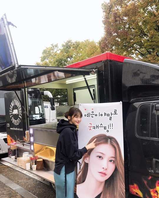 Thank you, Friend.Yoo In-young has certified Jung Yu-mi snack car GiftActor Yoo In-young wrote on his instagram on October 7, Today was cold and rainy. Everyone was shooting thanks to the surprise snack that Jung Yu-mi sent.Thank you Friend, Black and posted a picture.In the open photo, Yoo In-young poses with a bright smile in front of a snack car sent by Jung Yu-mi.The cheering phrase Ye Eun is good casting attracts attention.emigration site