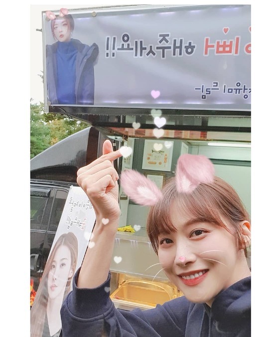 Thank you, Friend.Yoo In-young has certified Jung Yu-mi snack car GiftActor Yoo In-young wrote on his instagram on October 7, Today was cold and rainy. Everyone was shooting thanks to the surprise snack that Jung Yu-mi sent.Thank you Friend, Black and posted a picture.In the open photo, Yoo In-young poses with a bright smile in front of a snack car sent by Jung Yu-mi.The cheering phrase Ye Eun is good casting attracts attention.emigration site
